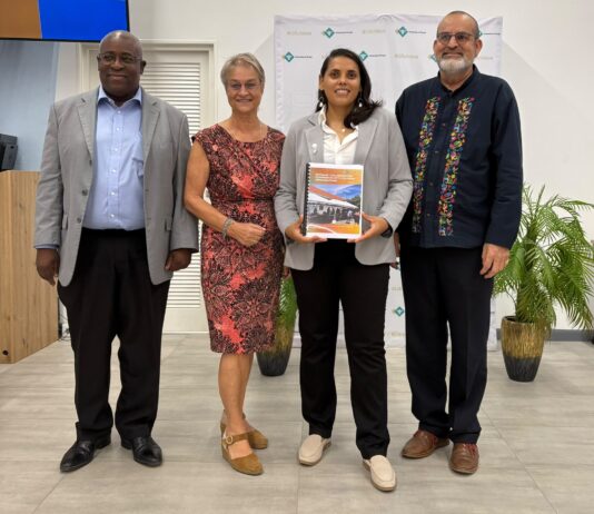 Jeanelij Quandt a gradua como Bachelor den Organization, Governance and Management (OGM)