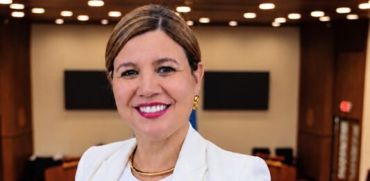 Jennifer Arends-Reyes re-elegi presidente di dos comision clave di Parlamento