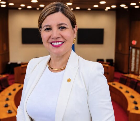 Jennifer Arends-Reyes re-elegi presidente di dos comision clave di Parlamento