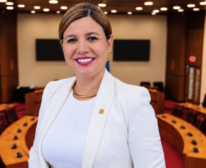 Jennifer Arends-Reyes re-elegi presidente di dos comision clave di Parlamento
