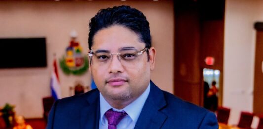 John Hart ta habri aña parlamentario nobo yamando ministernan aden: Ta ora pa gobierno mustra kico ta wordo haci