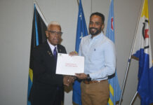 Fundacion Pa Nos Comuidad cu un presentacion na Aruba Lions Club
