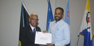Fundacion Pa Nos Comuidad cu un presentacion na Aruba Lions Club