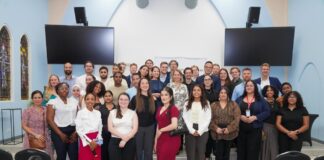 Evelyn Wever-Croes ta felicita Marcel Daniëls di Haagse Hogeschool cu e condecoracion real pa su trabou pa reino y pa Aruba