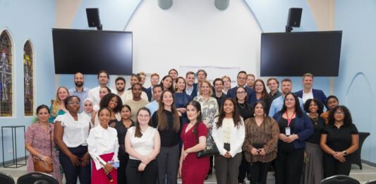 Evelyn Wever-Croes ta felicita Marcel Daniëls di Haagse Hogeschool cu e condecoracion real pa su trabou pa reino y pa Aruba