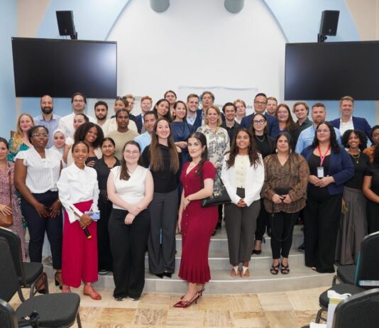 Evelyn Wever-Croes ta felicita Marcel Daniëls di Haagse Hogeschool cu e condecoracion real pa su trabou pa reino y pa Aruba