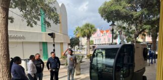 Minister HerdƩ presente na lansamento di proyecto piloto pa limpiesa den Caya Grandi