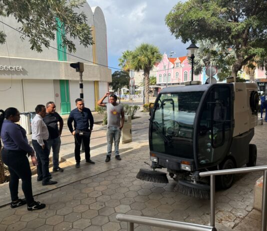 Minister Herdé presente na lansamento di proyecto piloto pa limpiesa den Caya Grandi