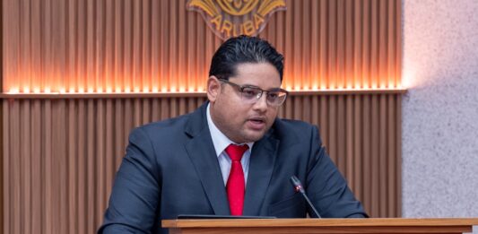 Parlamentario di AVP, Sr. John Hart:bāMientras oposicion ta promove polarizacion, mi ta traha riba solucion pa trahadonan di Arubaā
