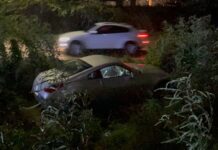 Na momento cu un Nissan Fairlady a bay pasa un Suzuki Swift nan a dal den otro y manda cada un den un direccion.