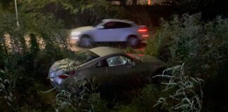 Na momento cu un Nissan Fairlady a bay pasa un Suzuki Swift nan a dal den otro y manda cada un den un direccion.