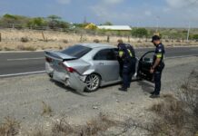 Honda Fit a bay dal duro tras di Honda Accord riba caminda principal di Balashi bayendo pabao