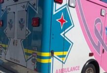 Auto a dal un mucha muhe di 7 aña cu a core crusa caminda despues di scol dilanti di Dos Reis Snack na Savaneta