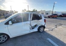 Chauffeur turista den auto di huur no a duna preferencia y a causa un accidente na Caya Frere Alexius