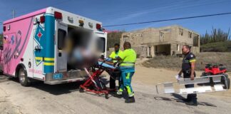 Dama turista coriendo quadracer a subi un serito banda di caminda y a bolter!