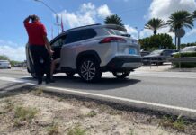 Turista ciclista a bay pasa riba zebrapad riba e bicicleta sinta y auto a bay dal e banda di Superfood!