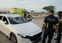 Hoben chauffeur pa no dal tras di auto a desvia y a bay dal fuertemente riba un troncon y resulta herida!