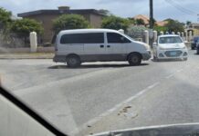 Chauffeur di un Hyundai H1 van a bay dal pa falta di preferencia riba un auto na Sero Blanco