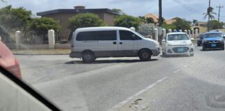 Chauffeur di un Hyundai H1 van a bay dal pa falta di preferencia riba un auto na Sero Blanco