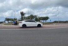 Auto a dal tras di otro riba rotonde Seri Teishi