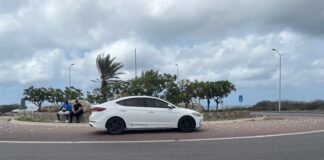 Auto a dal tras di otro riba rotonde Seri Teishi