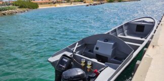 Wardacosta Ta Intercepta Boto ku Tres Indocumentado Dominicano cerca di Rodgers Beach