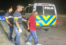 Chauffeur burachi deteni despues di a dal cura di cas y auto staciona su dilanti!