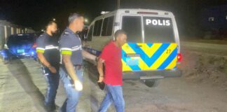 Chauffeur burachi deteni despues di a dal cura di cas y auto staciona su dilanti!
