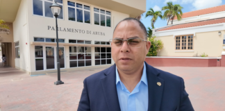 Parlamentario Eduard Pieters: โParlamento a papia unanimemente; awor Gobierno mester mantene su mes na leyโ