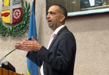 Dangui Oduber ta cuestiona Minister Wever: āDicon por desvia di e LNT pa un CEO di Schiphol por strika 1.2 miyon florin, pero pa e profesionalnan Arubiano no por?”
