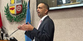 Dangui Oduber ta cuestiona Minister Wever: āDicon por desvia di e LNT pa un CEO di Schiphol por strika 1.2 miyon florin, pero pa e profesionalnan Arubiano no por?”