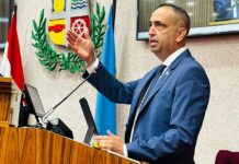 Parlamentario Dangui Oduber; Cinco crisis, un gobierno: E estado real di nos pais