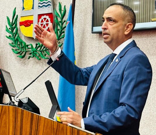 Parlamentario Dangui Oduber; Cinco crisis, un gobierno: E estado real di nos paisÂ