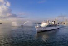 E MV Freewinds ta logra un logro históriko di 500.000 miya di laman sigur durante biahe den Karibe