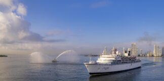 E MV Freewinds ta logra un logro históriko di 500.000 miya di laman sigur durante biahe den Karibe