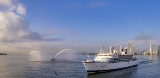 E MV Freewinds ta logra un logro históriko di 500.000 miya di laman sigur durante biahe den Karibe
