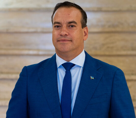 Minister Wever ta acerca mercado internacional pa informa y prepara pa financiamento pa paga debenan bieuw cu ta madura den 2027