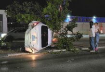 Nissan Versa a bolter dilanti Bright Bakery na Piedra Plat