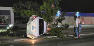 Nissan Versa a bolter dilanti Bright Bakery na Piedra Plat