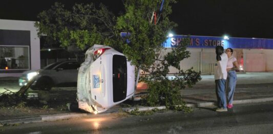 Nissan Versa a bolter dilanti Bright Bakery na Piedra Plat