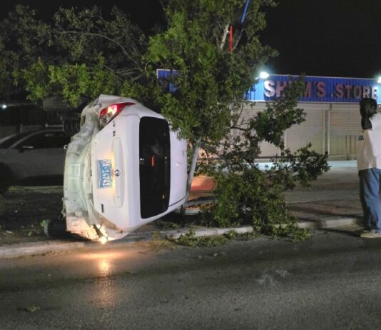 Nissan Versa a bolter dilanti Bright Bakery na Piedra Plat