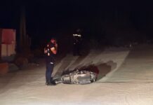 Persona cara tapa riba scooter a los varios tiro na De Vuyst
