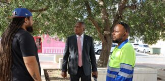 Minister Arthur Dowers ta sigui accion di limpiesa y orden publico den centro di Oranjestad
