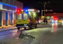 Ciclista alcansa pa auto dialuna anochi