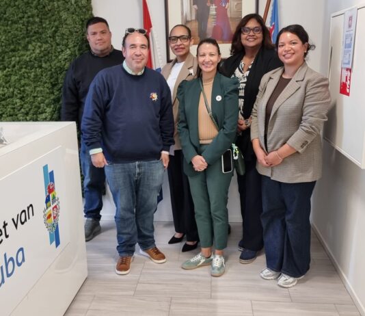 Bishita di Colegio Nigel Matthew na Gabinete di Aruba