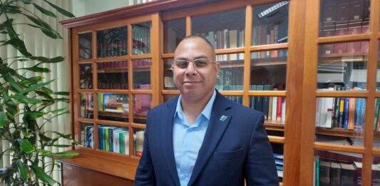 Parlamentario Eduard Pieters: “Gobierno kier papia di calidad di enseñansa, pero ken ta ekipa e maestro pa e realidad di awe?”