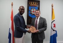 Ta sondea posibilidad di coopera den maneho di desperdicio: Prome Minister Eman y diputado Dennis Martinus ta dialoga riba cooperacion y prosperidad comparti entre Aruba y Boneiro