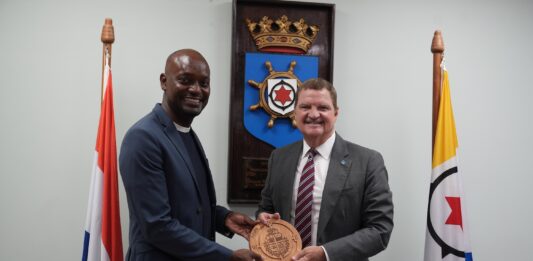 Ta sondea posibilidad di coopera den maneho di desperdicio: Prome Minister Eman y diputado Dennis Martinus ta dialoga riba cooperacion y prosperidad comparti entre Aruba y Boneiro