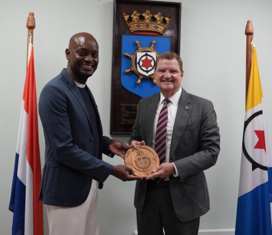 Ta sondea posibilidad di coopera den maneho di desperdicio: Prome Minister Eman y diputado Dennis Martinus ta dialoga riba cooperacion y prosperidad comparti entre Aruba y Boneiro