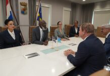 Durante reunion cu gobernador interino y Prome Minister di Corsou: Prome Minister Mike Eman ta destaca importancia di prosperidad comparti y cooperacion entre Aruba y Corsou